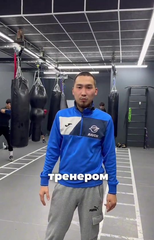 Тренер боксёрского зала в зале после шумоизоляции